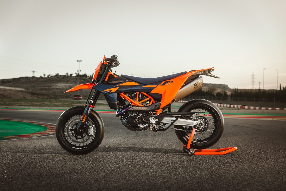 KTM presenta le nuove 690 Enduro R e 690 SMC R 2026